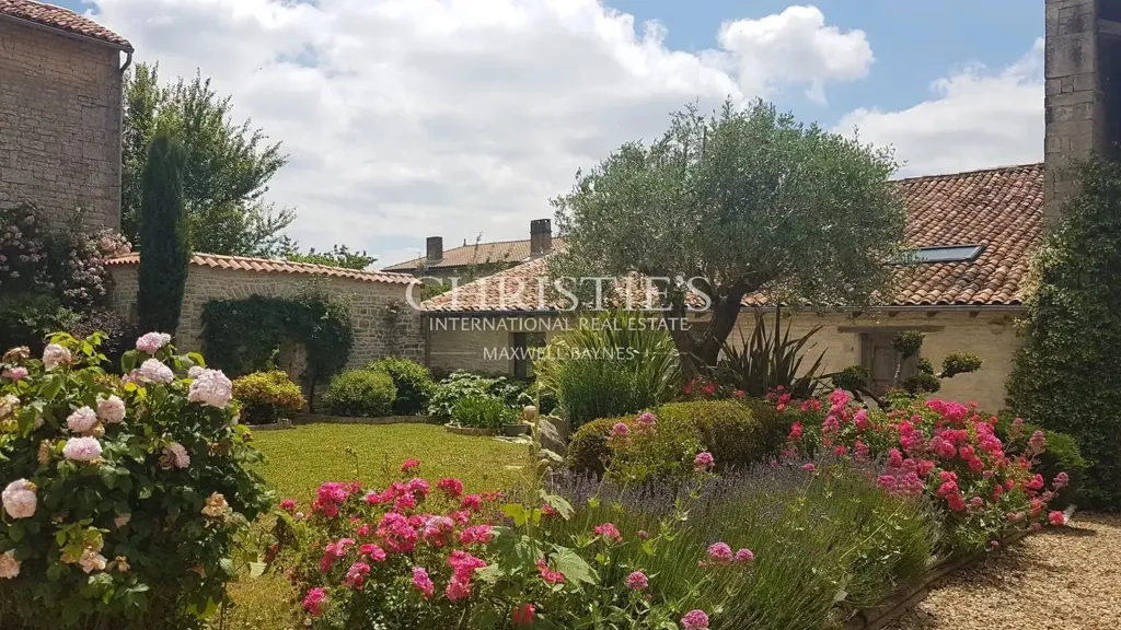 Giardino - Historic Manor with Courtyard in Tusson, Charente