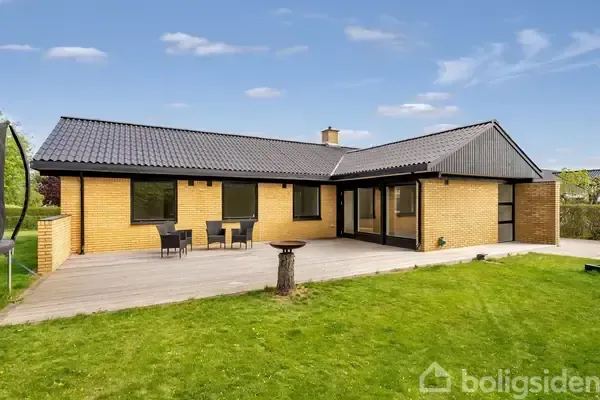 Välivaade - Modernised Villa with Terrace in Fredsted