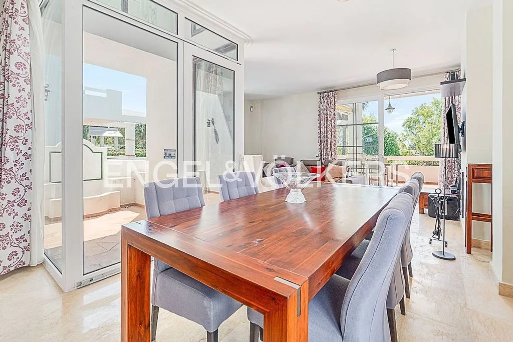 Söögituba - Villa with Pool and Sea Views in Estepona