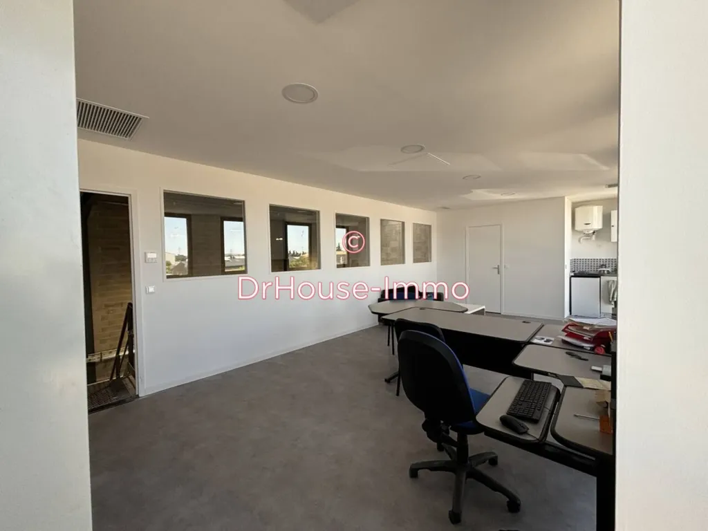 Kabinet - Modern Commercial Unit with Parking in Sète