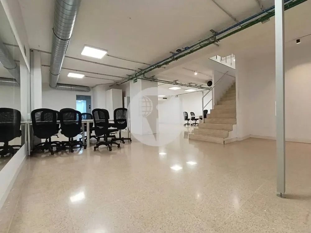 Bureau - Commercial Space with Large Facade in Comte Borrell