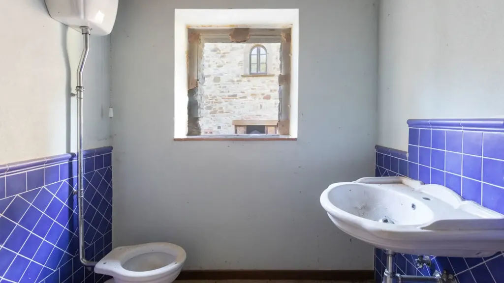Bathrooms - Casale with Pool in Gaiole in Chianti