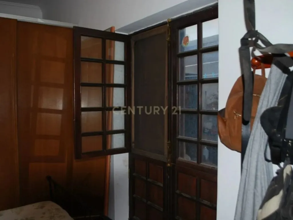 Esik - Semi-Detached House with Good Light in Almada