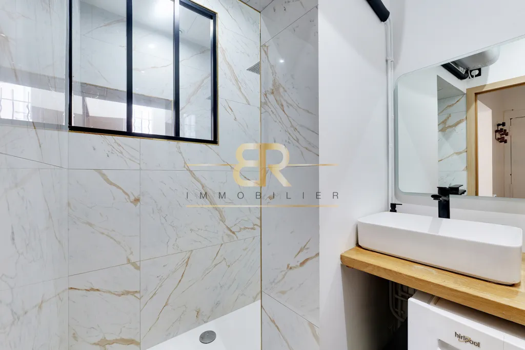 Salles de bain - T3 Rénové avec Hauteur sous Plafond à Colombes