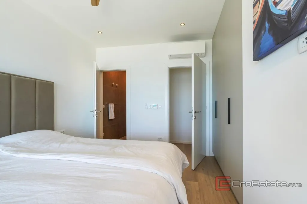 Magamistoad - Modern Seafront Apartment in Trogir