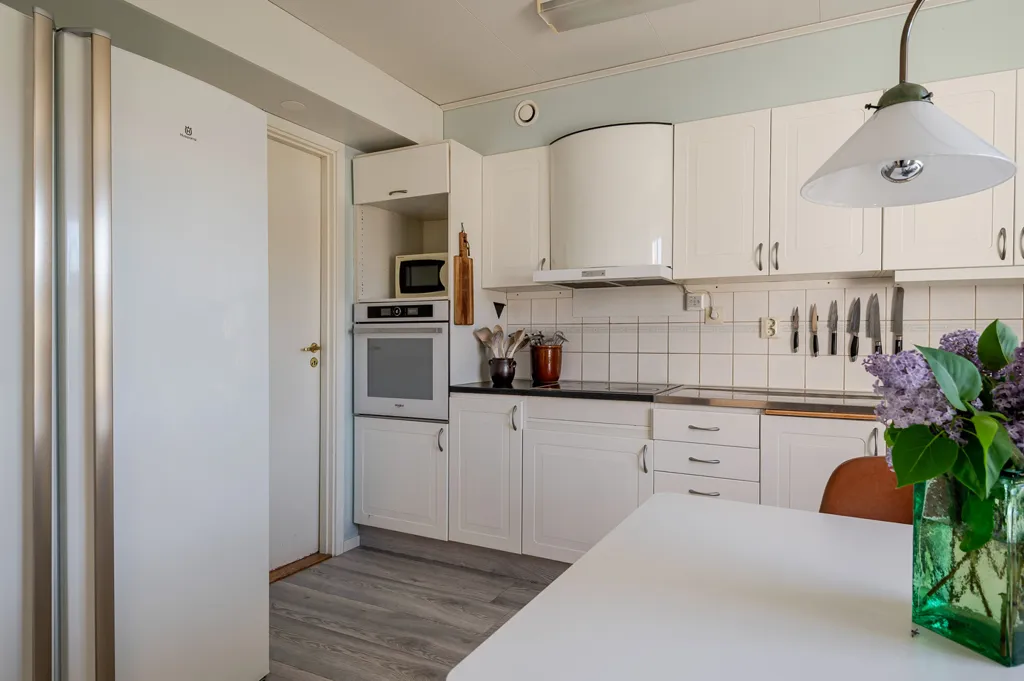 Köök - Apartment with Balcony in Mantorp