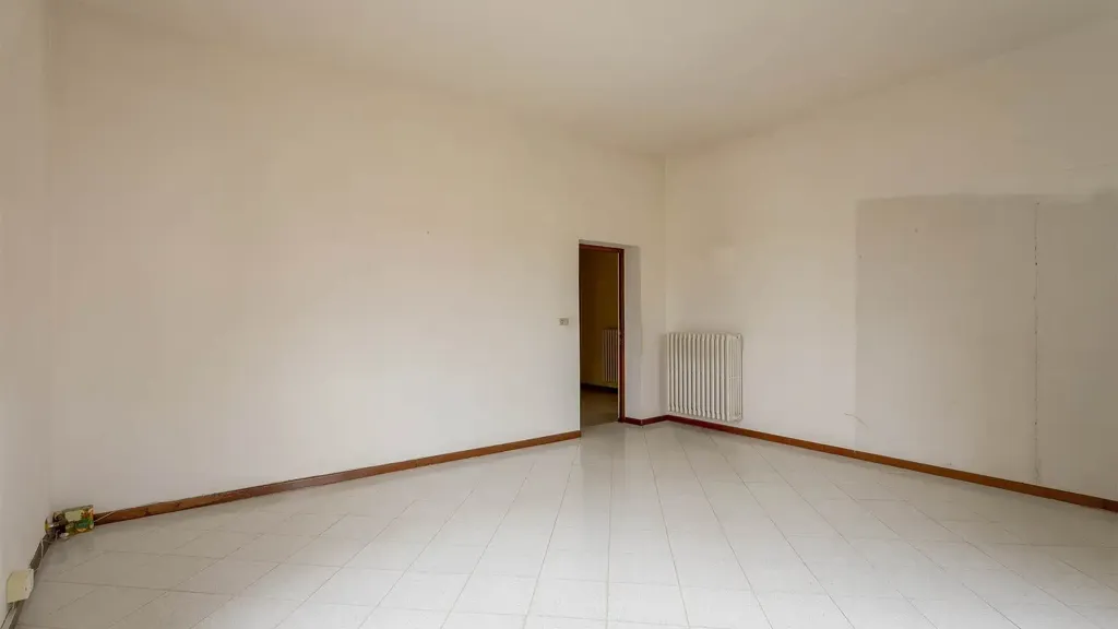 Pièces - Three-Bedroom Apartment with Garden in Signa