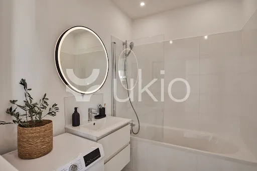 Bathrooms - Luxury Apartment with Central Heating in Paris 5th