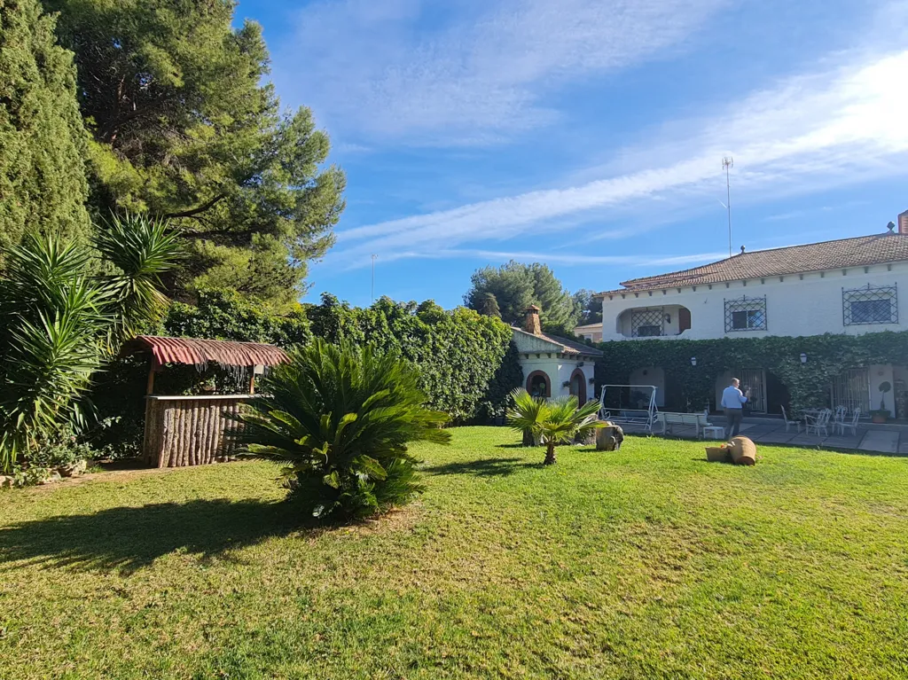 Jardin - Señorial Chalet for Renovation with Pool in La Cañada