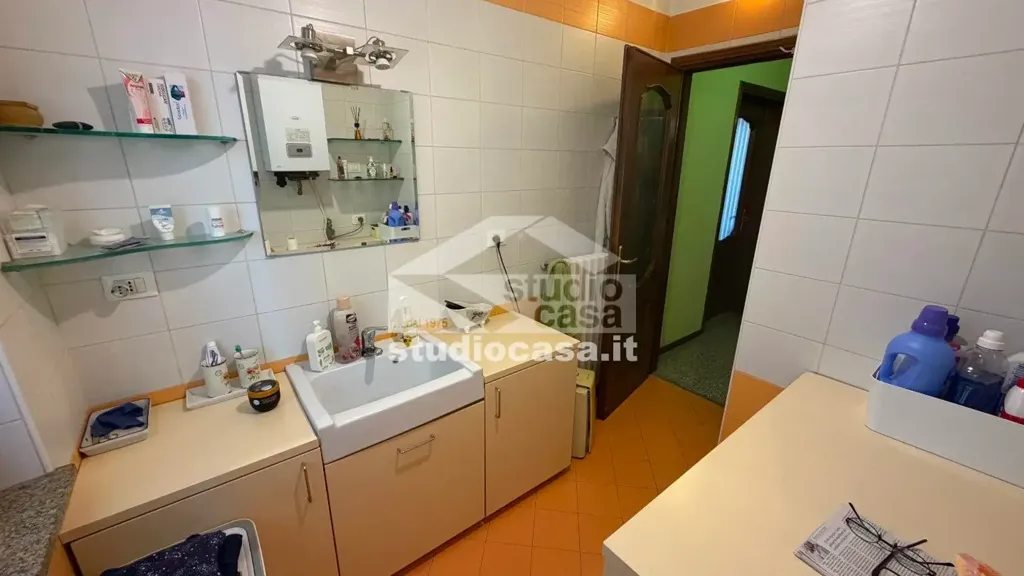 Salles de bain - Villa with Three Apartments in Crema