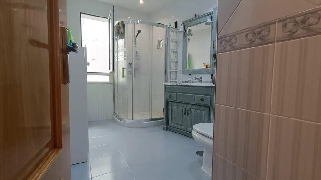 Bathrooms - Reformated Flat with High Ceilings in Zamora