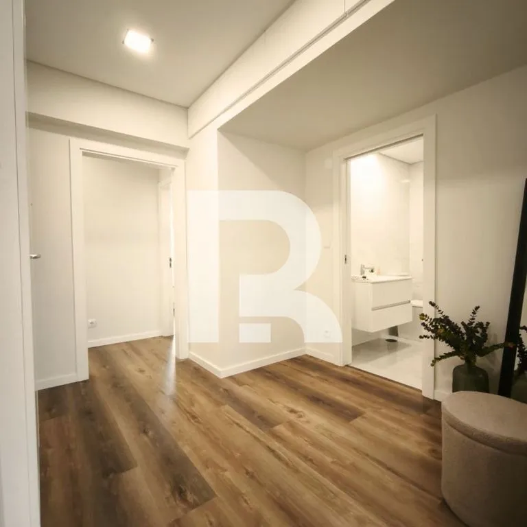 Esik - Remodelled T3 Flat with Two Fronts in Benfica