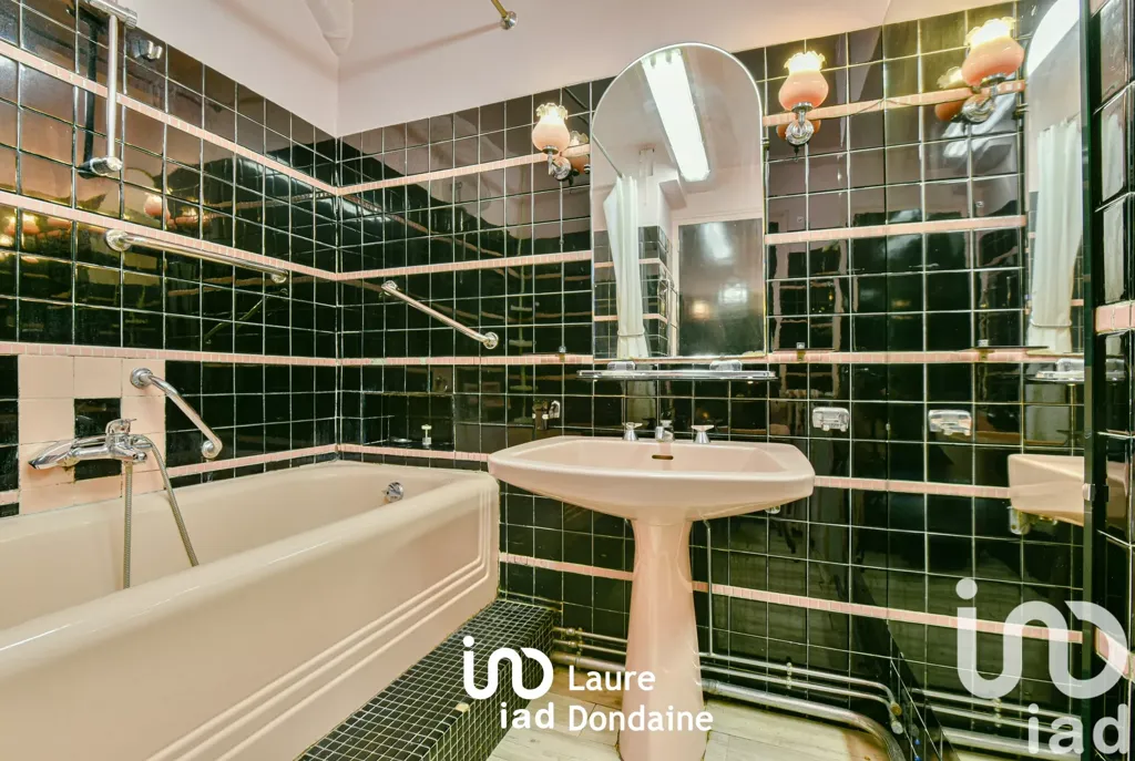 Salles de bain - Appartement de 6 Pièces avec Balcons en Centre-Ville