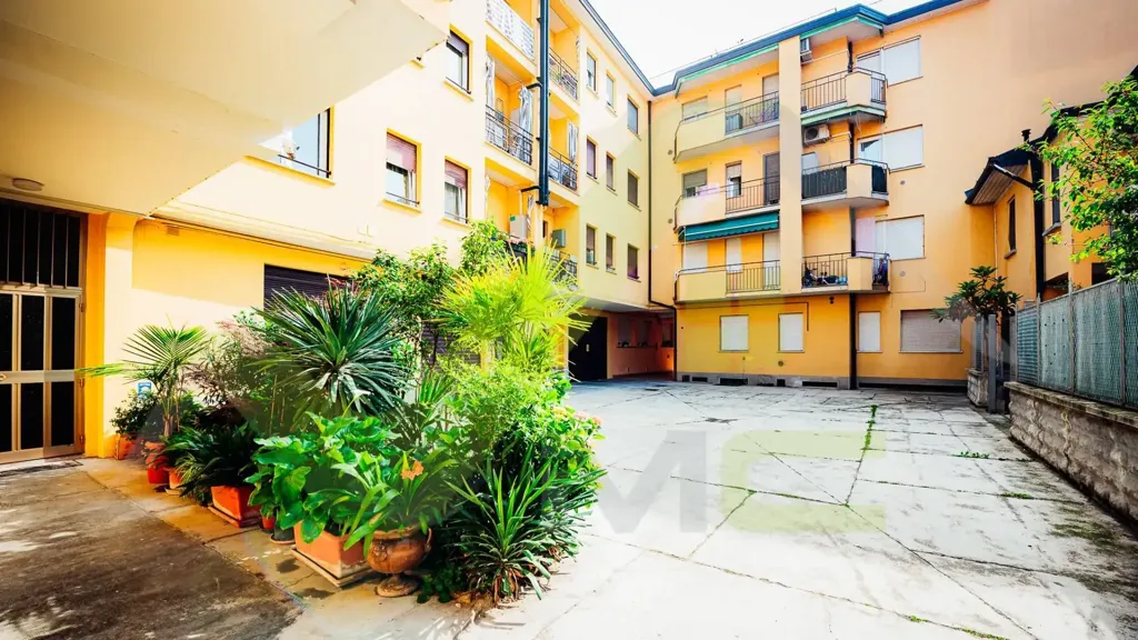 Jardin - Semi-Renovated 2-Bedroom in Melzo Centre