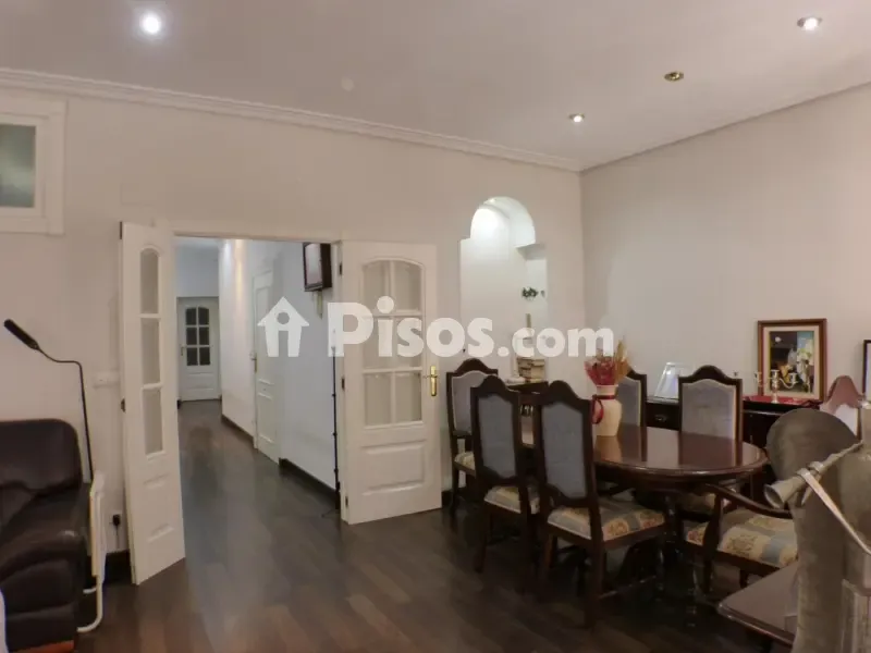 Söögituba - Classical Style Flat with Balcony in City Centre