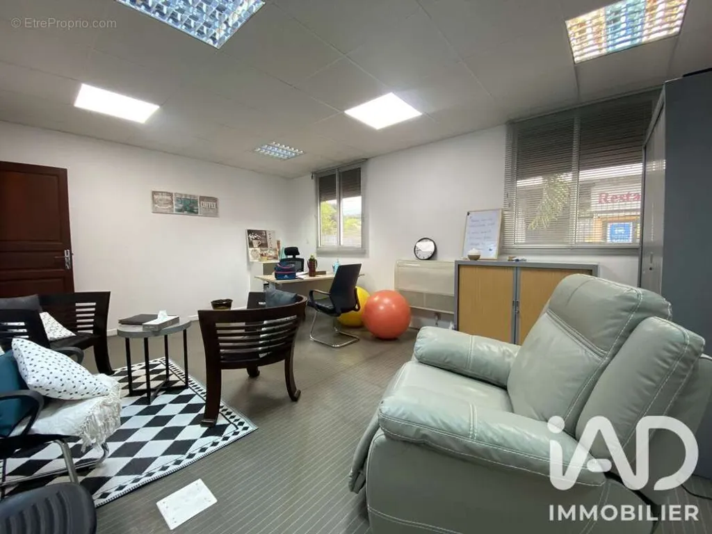 Kabinet - Office Space with Parking in La Possession