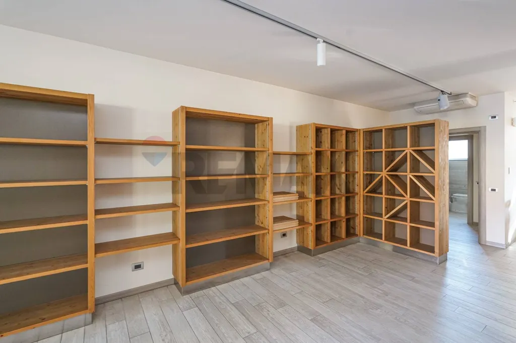 Stanze - Retail Space with Frontage on Via Roma, Valbrembo