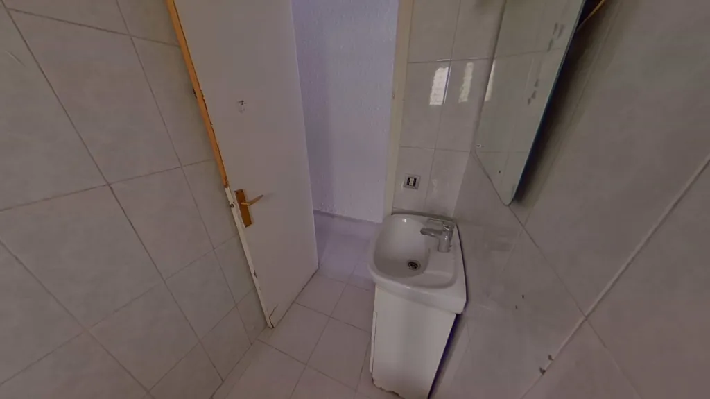 Salles de bain - Apartment with Balcony for Renovation in Centre
