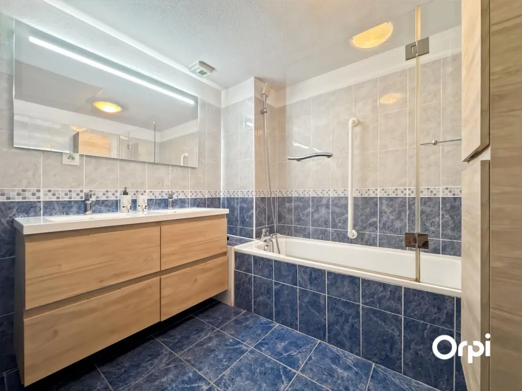 Salles de bain - Appartement avec Terrasse en Centre-Ville à Cavalaire-sur-Mer