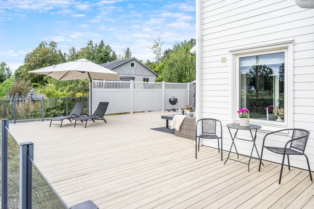 Terrasse - Contemporary Two-Storey House in Svärtinge