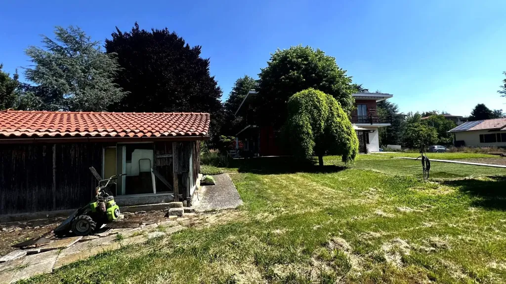 Aed - Villa with Edificabile Potential in Bernareggio