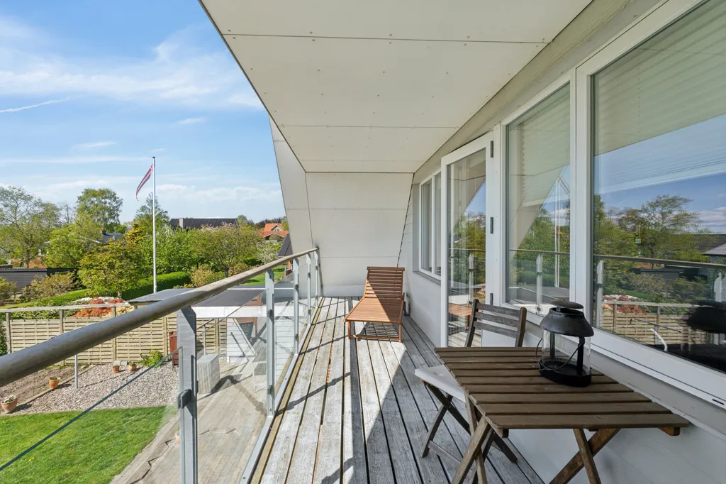 Balcon - Villa with Red Brick Facade in Als