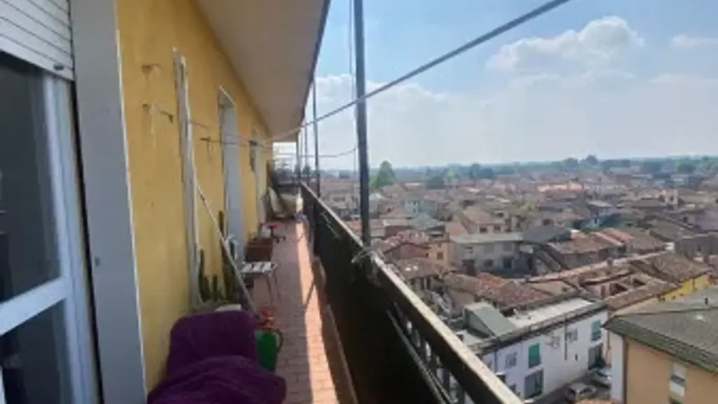 Rõdu - Bright 3-Bedroom Flat with Balcony in Manerbio