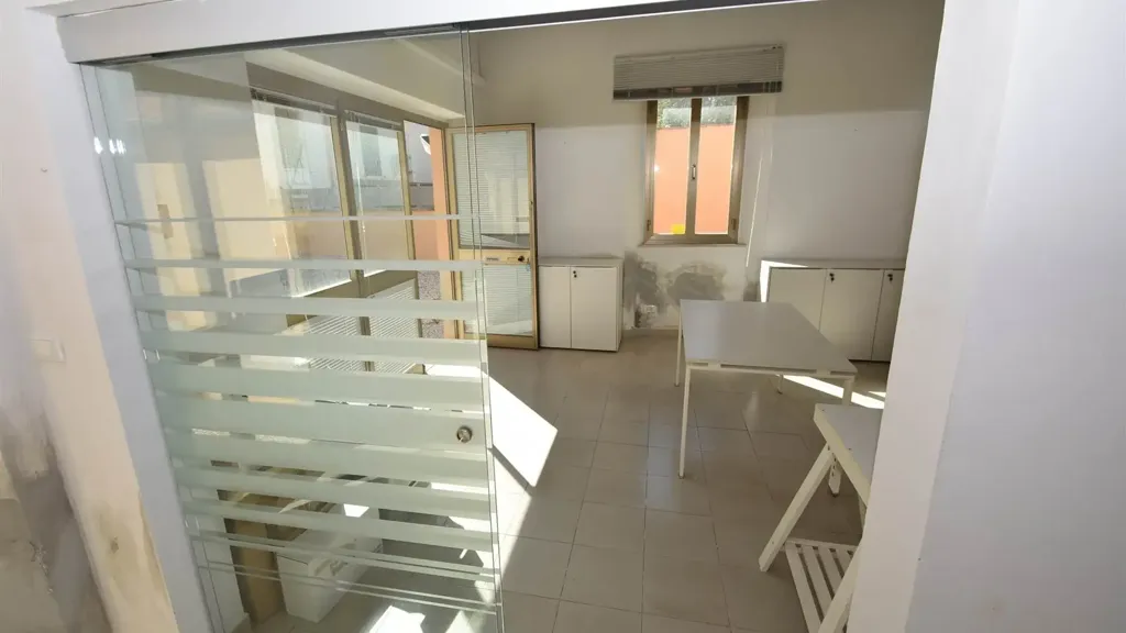Bureau - Apartment with Private Courtyard in Rosignano Solvay