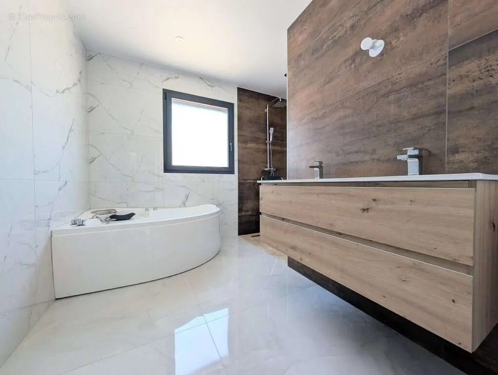 Bathrooms - Contemporary House with Pool in Perrigny-lès-Dijon