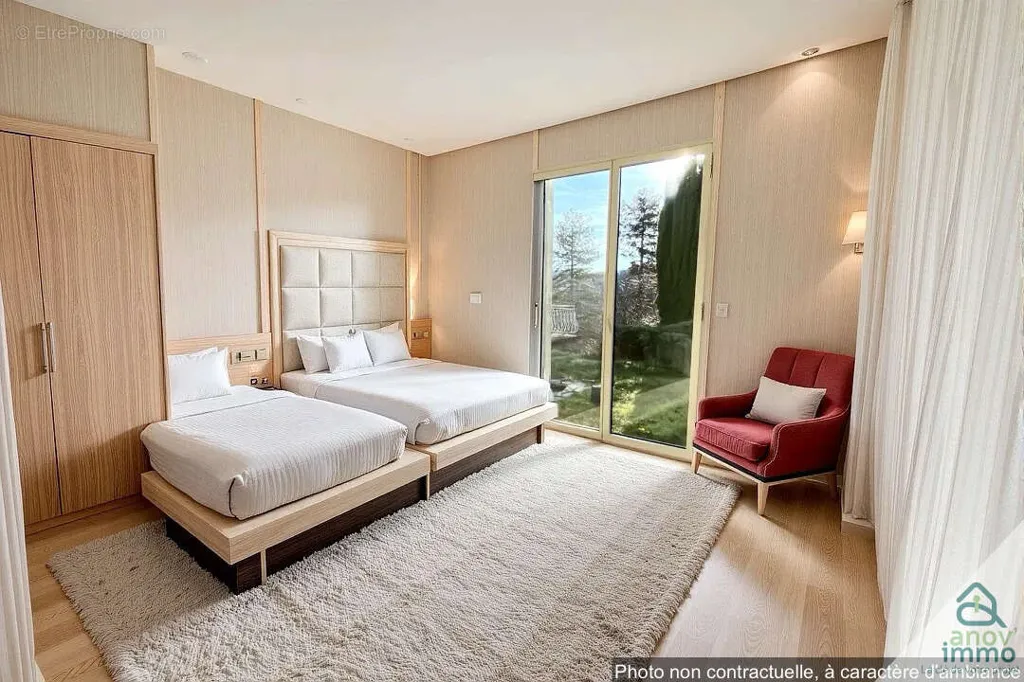 Bedrooms - Spacious House with Garden in Tarare