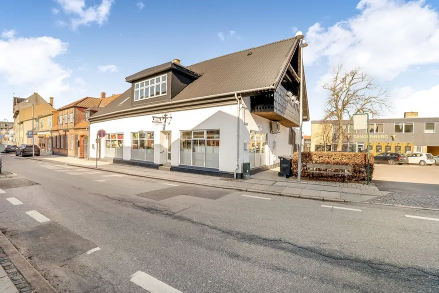 Extérieur - Mixed-Use Property with Cafe near Centre