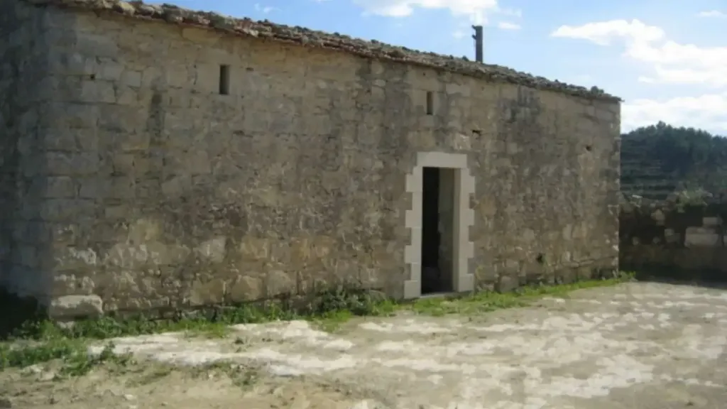 Välivaade - Traditional Rustico with Extensive Land in Ragusa