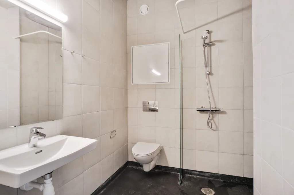 Vannitoad - 1-Bedroom Flat with Kitchen/Bathroom in Central Odense
