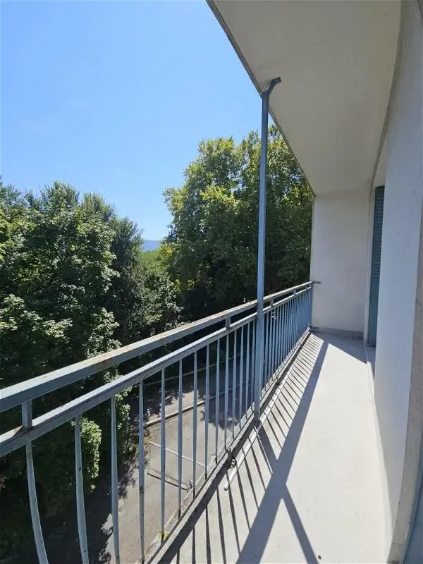 Rõdu - Traversing Apartment with Balcony in Grenoble