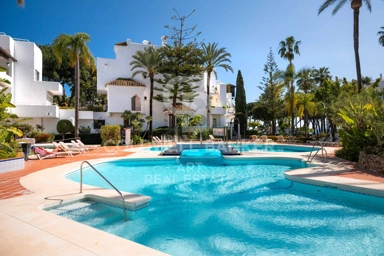 Piscine - Duplex Penthouse with Beachfront Access in Marbella