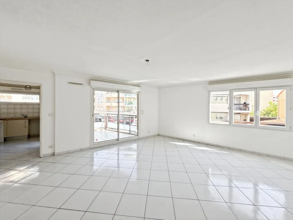Séjour - Appartement T3 avec Parking au Centre de Saint-Raphaël