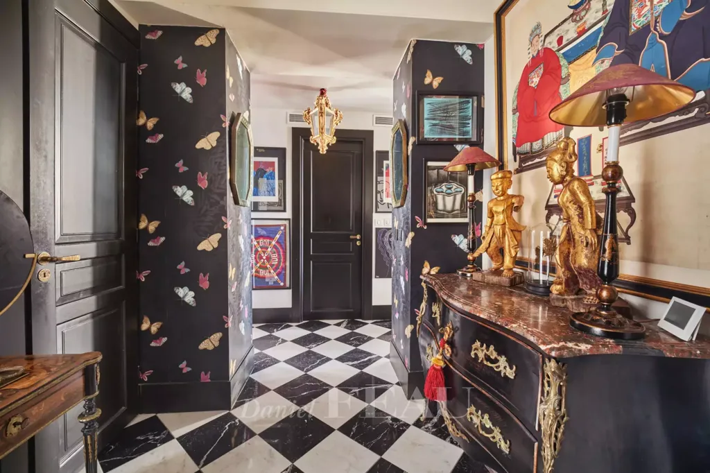 Hallway - Haussmannian Apartment with Park View in Paris 8th