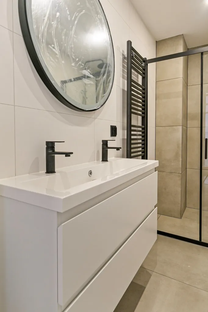Salles de bain - Fully Renovated 6-Bedroom Apartment in Rotterdam