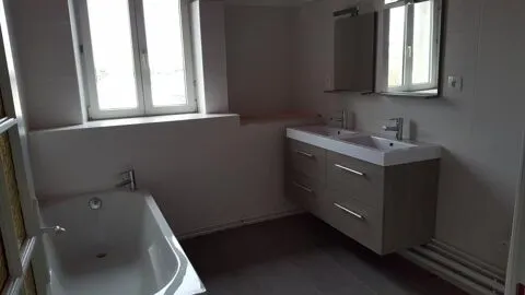 Vannitoad - Spacious 5-Piece Apartment in Nancy