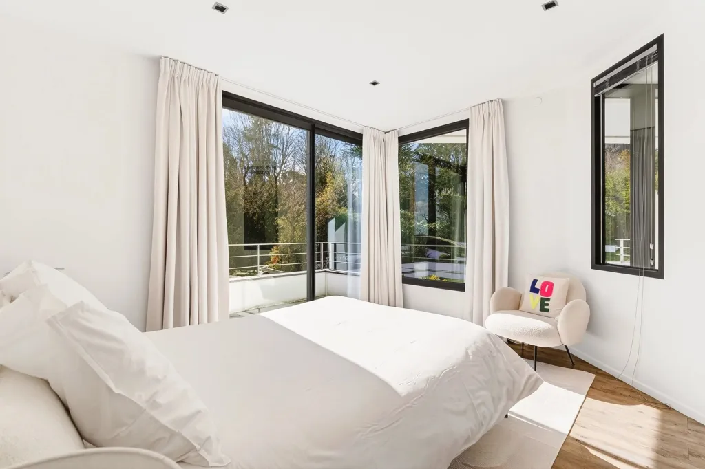 Chambres - Propriété Architecturale avec Piscine à Garches