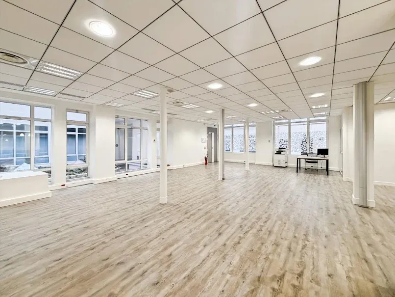 Bureau - Locaux Professionnels de 255 m² à Paris 10ème