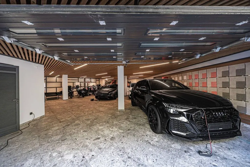 Garage - 10-Bedroom Chalet with Pool in Guadalmina Baja