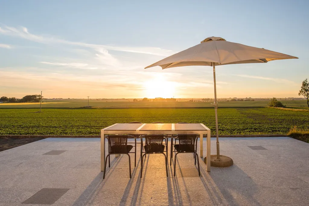 Terrass - Historic Farmhouse with Field Views in Gislöv