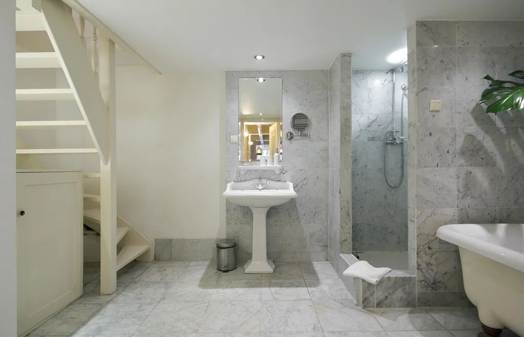 Salles de bain - Ground Floor Apartment on Canal in Nine Streets