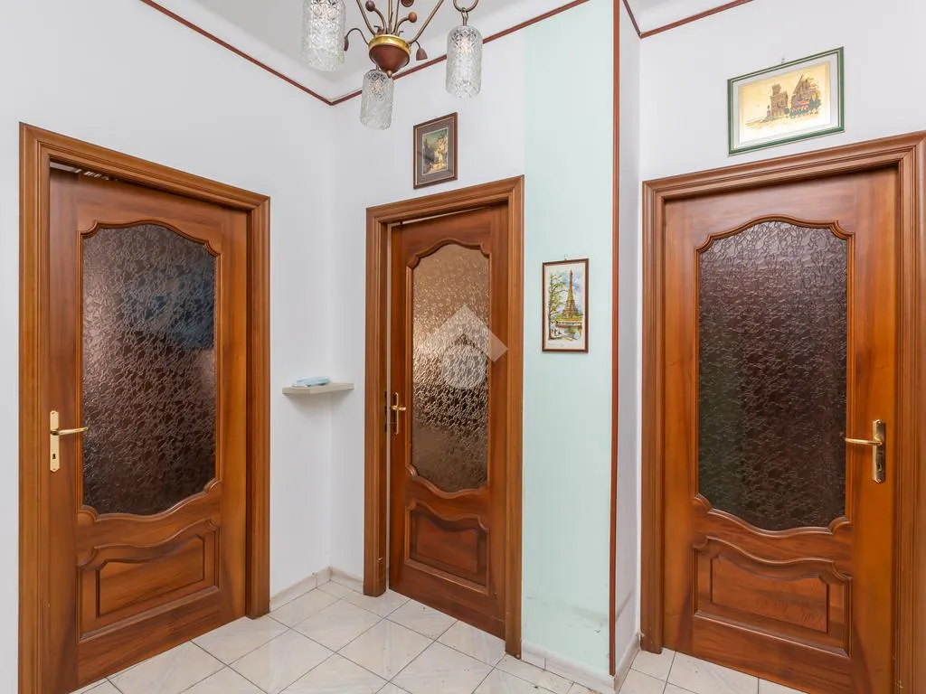 Entrée - 3-Room Flat with Double Aspect in Piazza Respighi