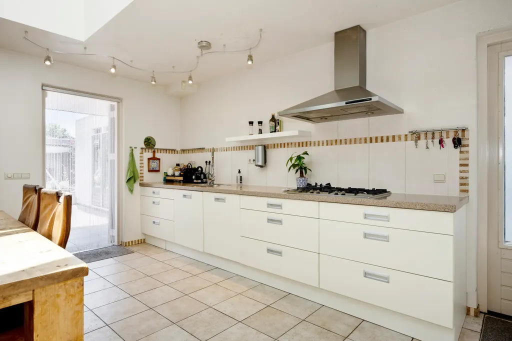 Köök - Spacious House with Deep Garden in Born