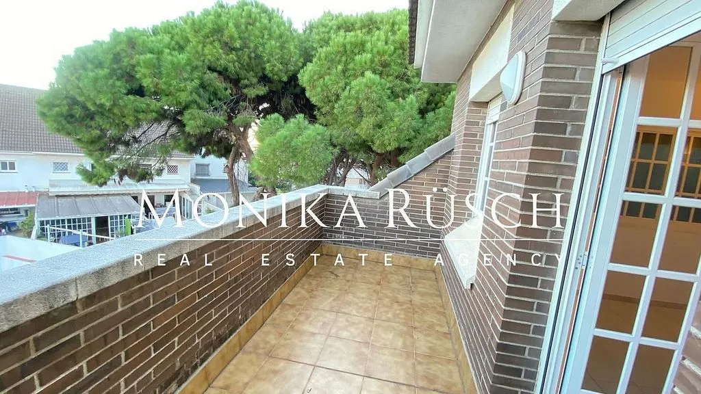 Rõdu - Twin-Storey House with Pool in Castelldefels