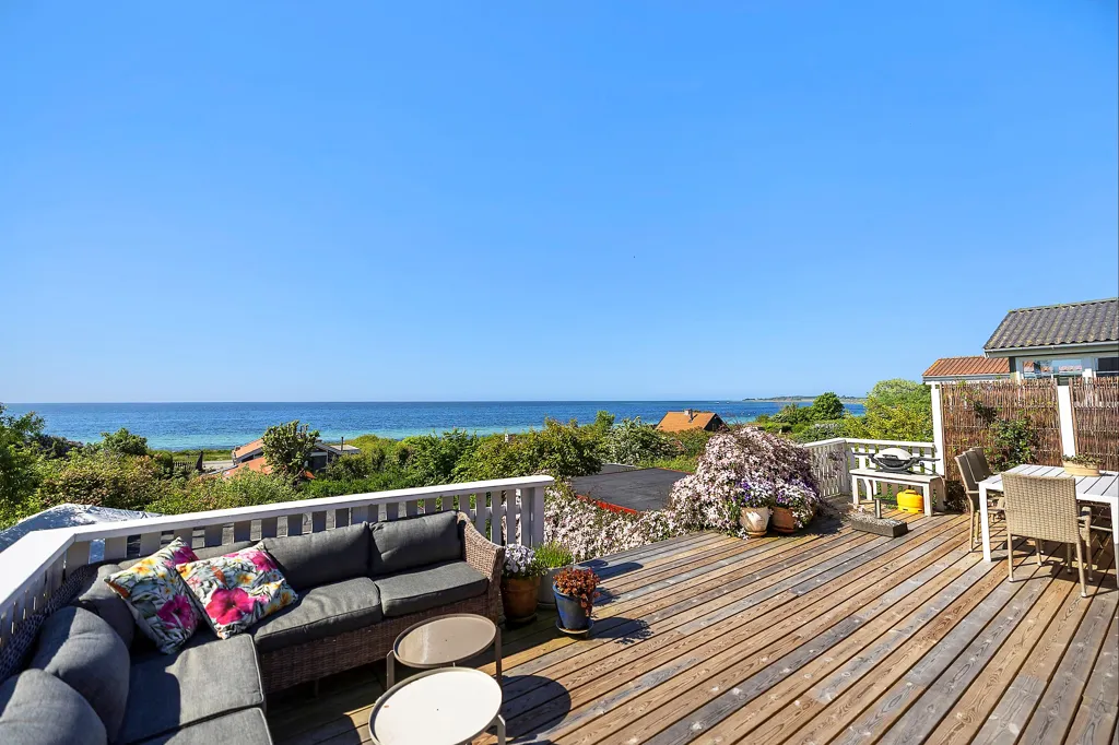 Terrass - Cottage with Sea View in Bisserup