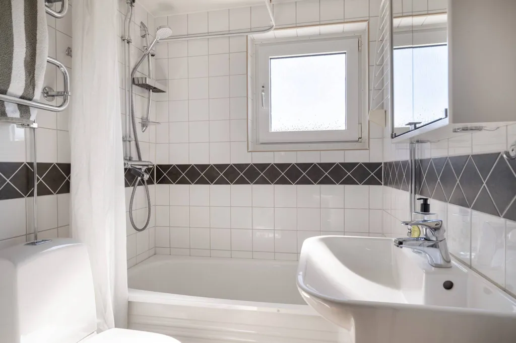 Salles de bain - Apartment with West-Facing Balcony in Södermanland