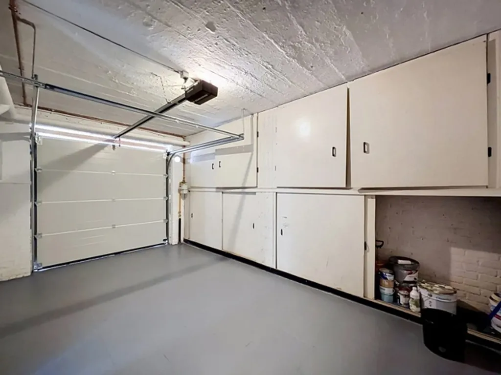 Garage - Maison de Bel Étage avec Terrasse et Jardin à l'Ouest
